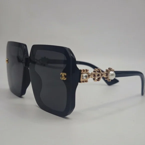 CHANEL Elegant Black Sunglasses with Gold Accents - Picture 3 of 6